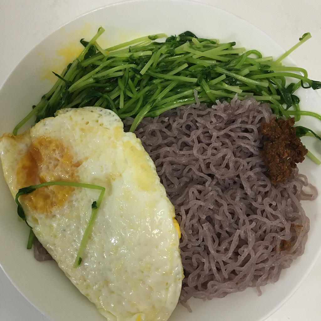 溏心蛋+豆苗+米粉